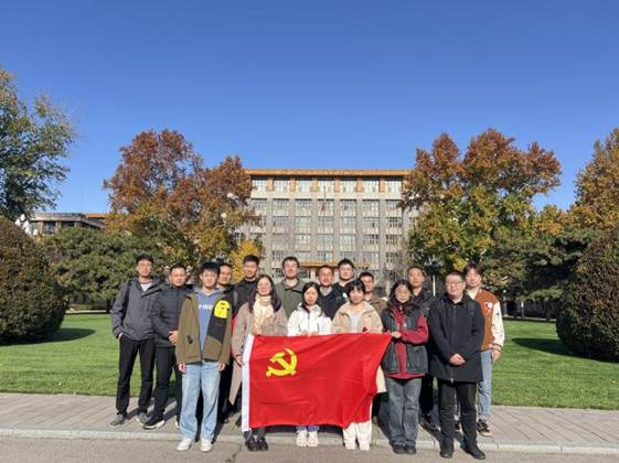 北院主楼前合影