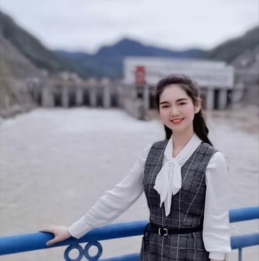 图片包含 户外, 人, 站, 男人描述已自动生成